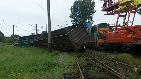 На Львівщині 3 вантажні вагони зійшли з рейок (фото) - фото 4 На Львівщині 3 вантажні вагони зійшли з рейок (фото) - фото 4