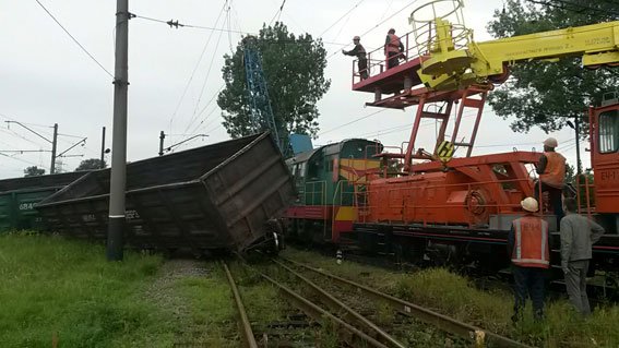На Львівщині 3 вантажні вагони зійшли з рейок (фото) - фото 2 На Львівщині 3 вантажні вагони зійшли з рейок (фото) - фото 2