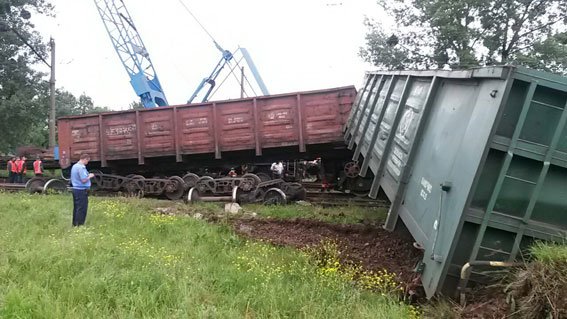 На Львівщині 3 вантажні вагони зійшли з рейок (фото) - фото 1 На Львівщині 3 вантажні вагони зійшли з рейок (фото) - фото 1