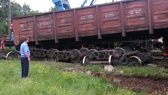 На Львівщині 3 вантажні вагони зійшли з рейок (фото) - фото 5 На Львівщині 3 вантажні вагони зійшли з рейок (фото) - фото 5