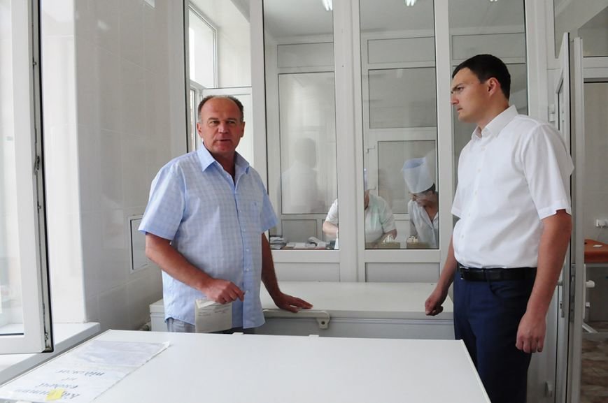 Лидер николаевской оппозиции повел власть на станцию перели..., фото-1 Лидер николаевской оппозиции повел власть на станцию переливания крови (ФОТО), фото-1