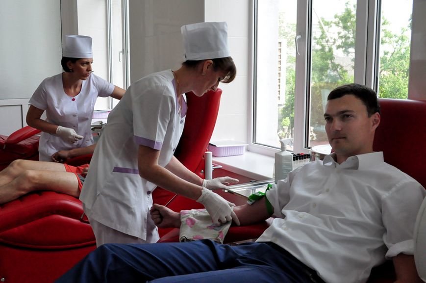 Лидер николаевской оппозиции повел власть на станцию перели..., фото-3 Лидер николаевской оппозиции повел власть на станцию переливания крови (ФОТО), фото-3