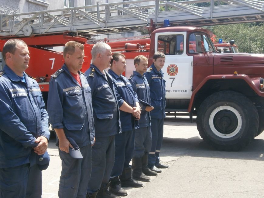 Днепродзержинские спасатели почтили память коллег, погибших на нефтебазе под Киевом (фото) - фото 3 Днепродзержинские спасатели почтили память коллег, погибших на нефтебазе под Киевом (фото) - фото 3