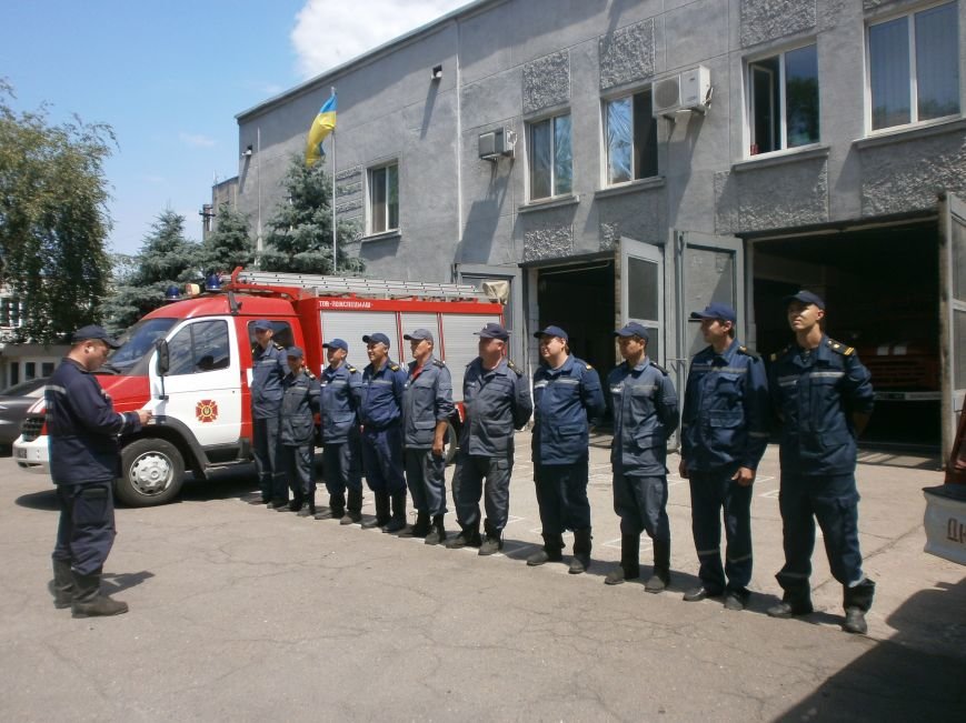 Днепродзержинские спасатели почтили память коллег, погибших на нефтебазе под Киевом (фото) - фото 1 Днепродзержинские спасатели почтили память коллег, погибших на нефтебазе под Киевом (фото) - фото 1