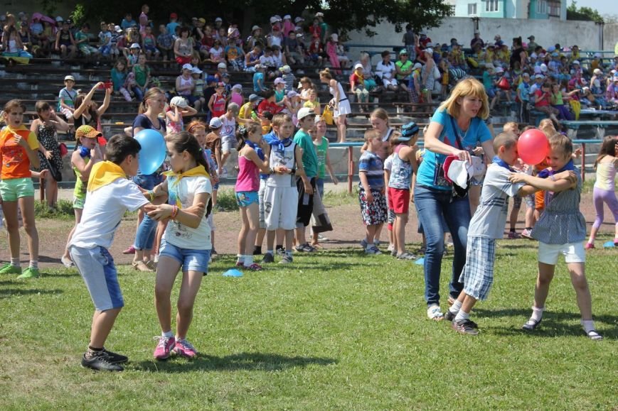 Веселые старты: в Димитрове прошел праздник спорта для детей из при... Веселые старты: в Димитрове прошел праздник спорта для детей из пришкольных лагерей (ФОТО) (фото) - фото 16
