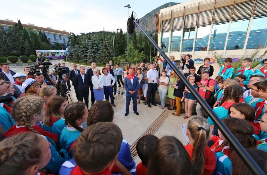 Медведева посвятили в почетные артековцы (ФОТО, ВИДЕО) (фото) - фото 1 Медведева посвятили в почетные артековцы (ФОТО, ВИДЕО) (фото) - фото 1