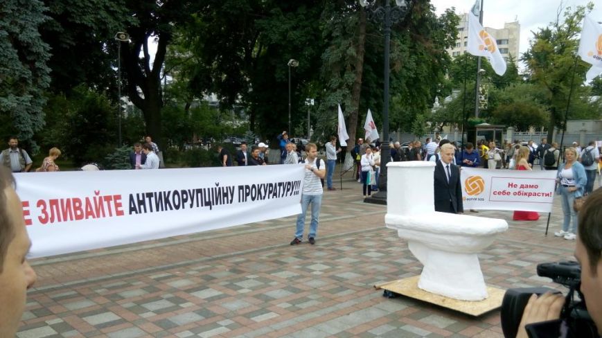 Под стенами Рады активисты установили унитаз (ФОТО, ВИДЕО) (фото) - фото 1 Под стенами Рады активисты установили унитаз (ФОТО, ВИДЕО) (фото) - фото 1