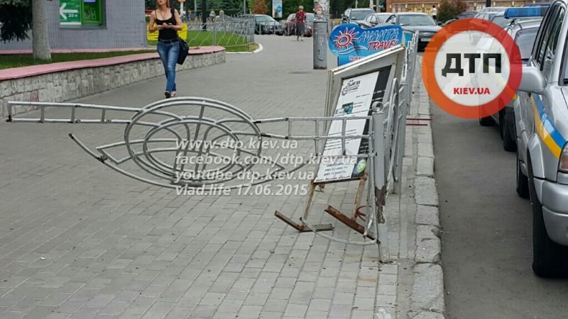 В Киеве возле Антимонопольного комитета Lexus влетел в столб, есть пострадавшие (ФОТО) (фото) - фото 1 В Киеве возле Антимонопольного комитета Lexus влетел в столб, есть пострадавшие (ФОТО) (фото) - фото 1