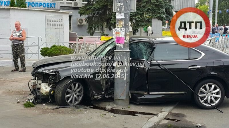 В Киеве возле Антимонопольного комитета Lexus влетел в столб, есть пострадавшие (ФОТО) (фото) - фото 1 В Киеве возле Антимонопольного комитета Lexus влетел в столб, есть пострадавшие (ФОТО) (фото) - фото 1