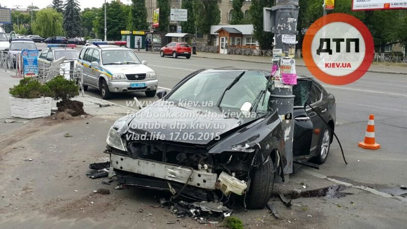 В Киеве возле Антимонопольного комитета Lexus влетел в столб, есть пострадавшие (ФОТО) (фото) - фото 1 В Киеве возле Антимонопольного комитета Lexus влетел в столб, есть пострадавшие (ФОТО) (фото) - фото 1