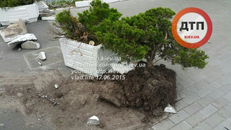В Киеве возле Антимонопольного комитета Lexus влетел в столб, есть пострадавшие (ФОТО) (фото) - фото 1 В Киеве возле Антимонопольного комитета Lexus влетел в столб, есть пострадавшие (ФОТО) (фото) - фото 1