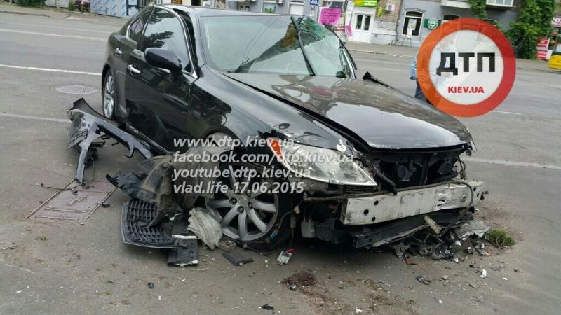 В Киеве возле Антимонопольного комитета Lexus влетел в столб, есть пострадавшие (ФОТО) (фото) - фото 1 В Киеве возле Антимонопольного комитета Lexus влетел в столб, есть пострадавшие (ФОТО) (фото) - фото 1