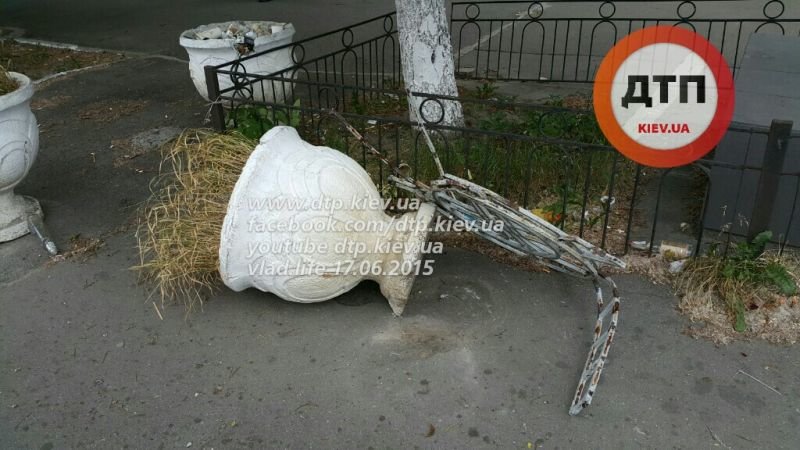 В Киеве возле Антимонопольного комитета Lexus влетел в столб, есть пострадавшие (ФОТО) (фото) - фото 1 В Киеве возле Антимонопольного комитета Lexus влетел в столб, есть пострадавшие (ФОТО) (фото) - фото 1