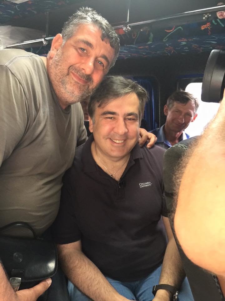 Саакашвили сел на автовокзале в маршрутку и намерен добраться до Татарбунар по ужасной дороге (ФОТОФАКТ) (фото) - фото 1 Саакашвили сел на автовокзале в маршрутку и намерен добраться до Татарбунар по ужасной дороге (ФОТОФАКТ) (фото) - фото 1