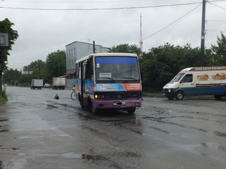 В Кировограде произошло ДТП - от столкновения с автобусом «ГАЗель» развернуло на дороге. ФОТО (фото) - фото 1 В Кировограде произошло ДТП - от столкновения с автобусом «ГАЗель» развернуло на дороге. ФОТО (фото) - фото 1