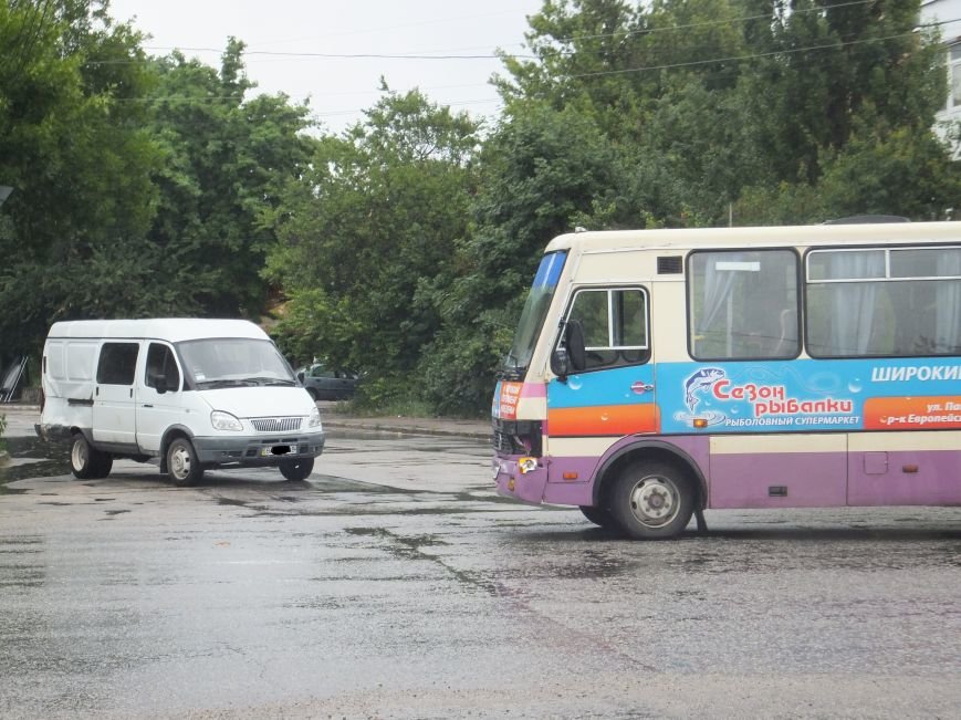 В Кировограде произошло ДТП - от столкновения с автобусом «ГАЗель» развернуло на дороге. ФОТО (фото) - фото 1 В Кировограде произошло ДТП - от столкновения с автобусом «ГАЗель» развернуло на дороге. ФОТО (фото) - фото 1