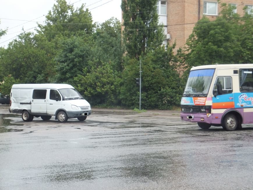 В Кировограде произошло ДТП - от столкновения с автобусом «ГАЗель» развернуло на дороге. ФОТО (фото) - фото 1 В Кировограде произошло ДТП - от столкновения с автобусом «ГАЗель» развернуло на дороге. ФОТО (фото) - фото 1
