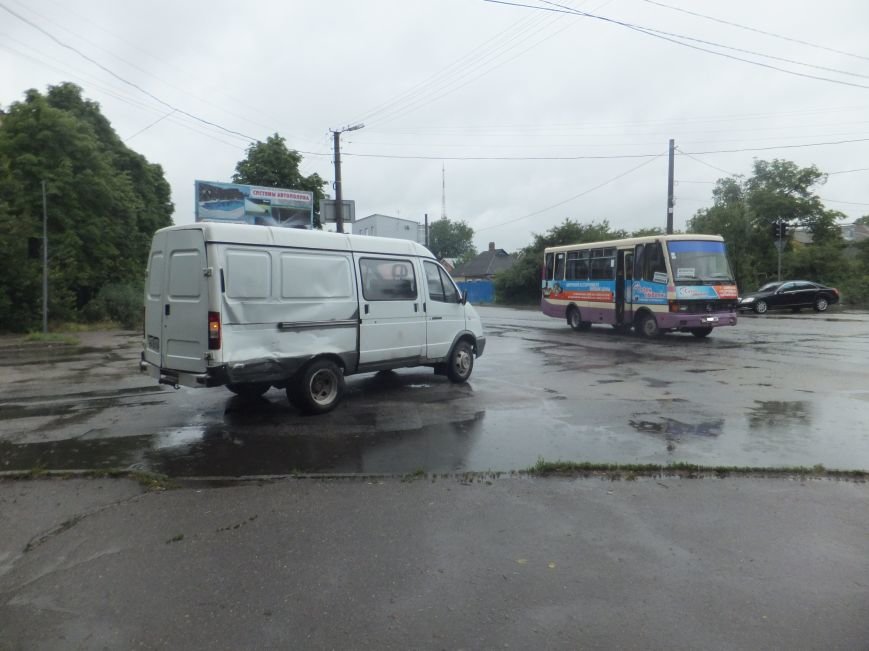 В Кировограде произошло ДТП - от столкновения с автобусом «ГАЗель» развернуло на дороге. ФОТО (фото) - фото 1 В Кировограде произошло ДТП - от столкновения с автобусом «ГАЗель» развернуло на дороге. ФОТО (фото) - фото 1