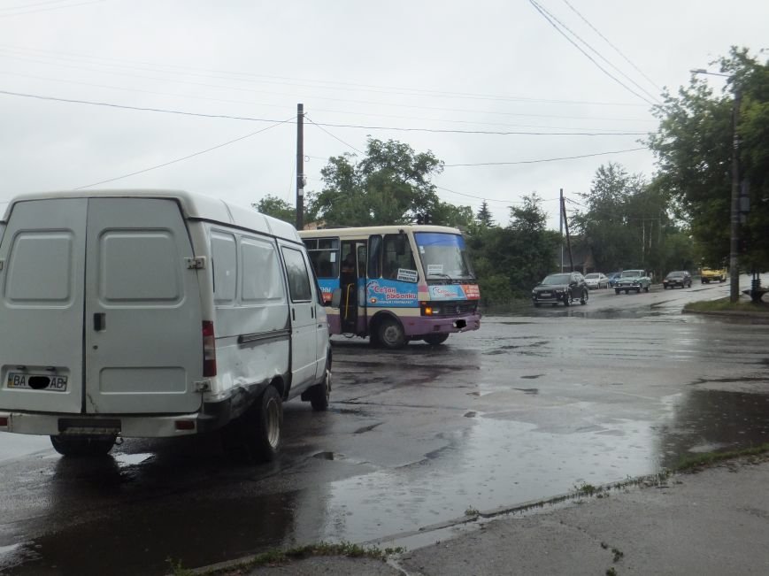 В Кировограде произошло ДТП - от столкновения с автобусом «ГАЗель» развернуло на дороге. ФОТО (фото) - фото 1 В Кировограде произошло ДТП - от столкновения с автобусом «ГАЗель» развернуло на дороге. ФОТО (фото) - фото 1
