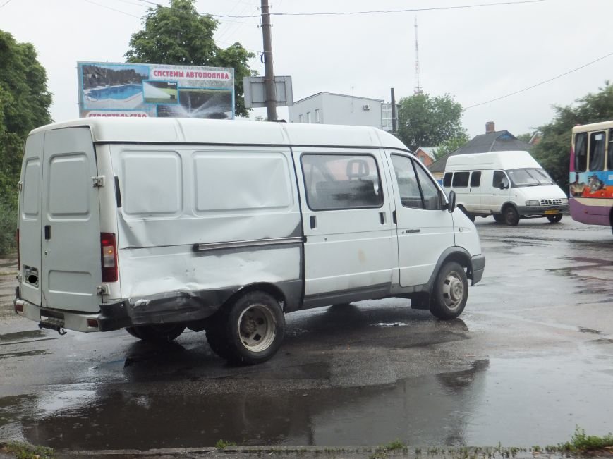 В Кировограде произошло ДТП - от столкновения с автобусом «ГАЗель» развернуло на дороге. ФОТО (фото) - фото 1 В Кировограде произошло ДТП - от столкновения с автобусом «ГАЗель» развернуло на дороге. ФОТО (фото) - фото 1