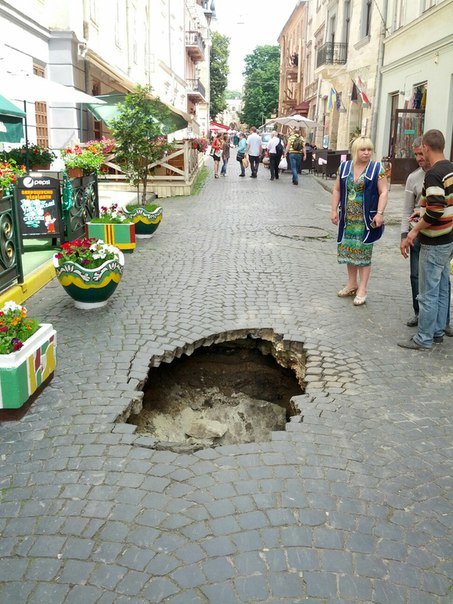 Частина вулиці Вірменської провалилася під землю (ФОТО) (фото) - фото 1 Частина вулиці Вірменської провалилася під землю (ФОТО) (фото) - фото 1
