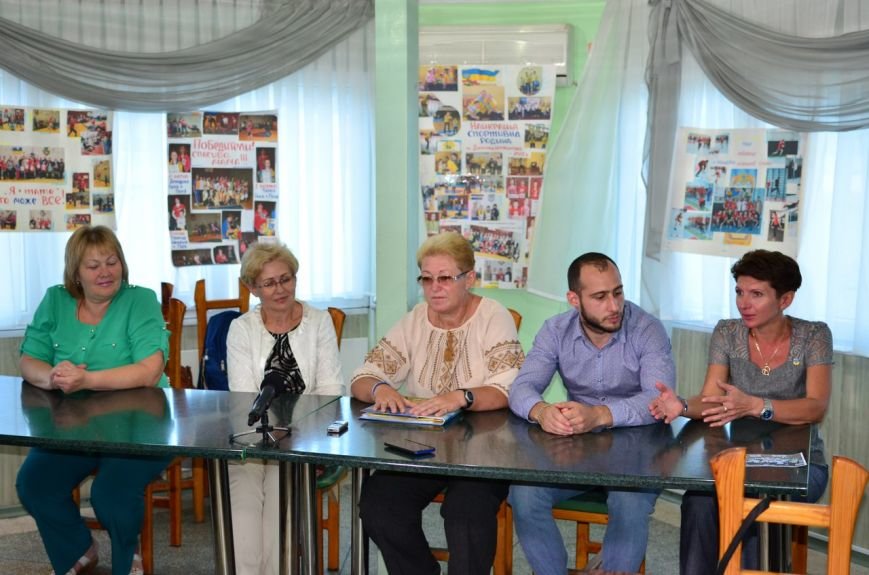 В Днепродзержинске завершилась пресс-конференция, посвященная скандалу в СШ №40 (фото) - фото 2 В Днепродзержинске завершилась пресс-конференция, посвященная скандалу в СШ №40 (фото) - фото 2