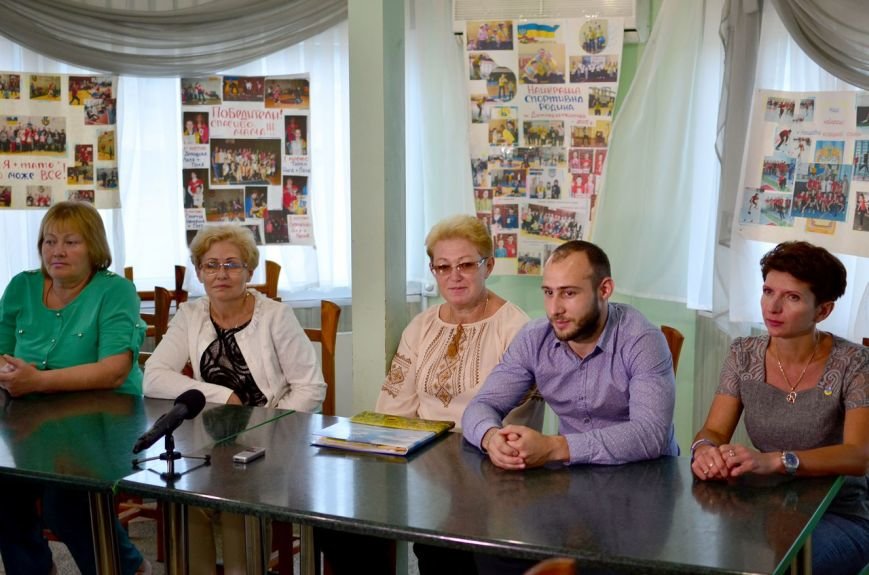 В Днепродзержинске завершилась пресс-конференция, посвященная скандалу в СШ №40 (фото) - фото 1 В Днепродзержинске завершилась пресс-конференция, посвященная скандалу в СШ №40 (фото) - фото 1