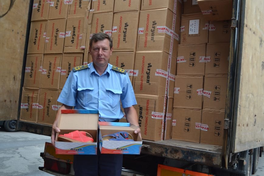 Предприниматель пытался скрыть от сумских таможенников больше 7000 пар обуви (ФОТО) (фото) - фото 1 Предприниматель пытался скрыть от сумских таможенников больше 7000 пар обуви (ФОТО) (фото) - фото 1