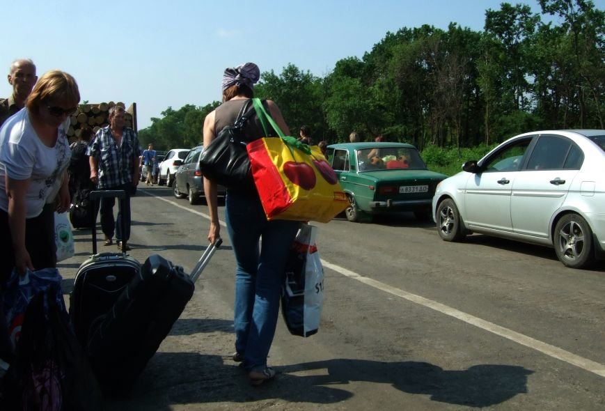 Из-за отмены автобусного сообщения с «ДНР» люди на блокпостах шли пешком (ФОТОРЕПОРТАЖ) (фото) - фото 4 Из-за отмены автобусного сообщения с «ДНР» люди на блокпостах шли пешком (ФОТОРЕПОРТАЖ) (фото) - фото 4