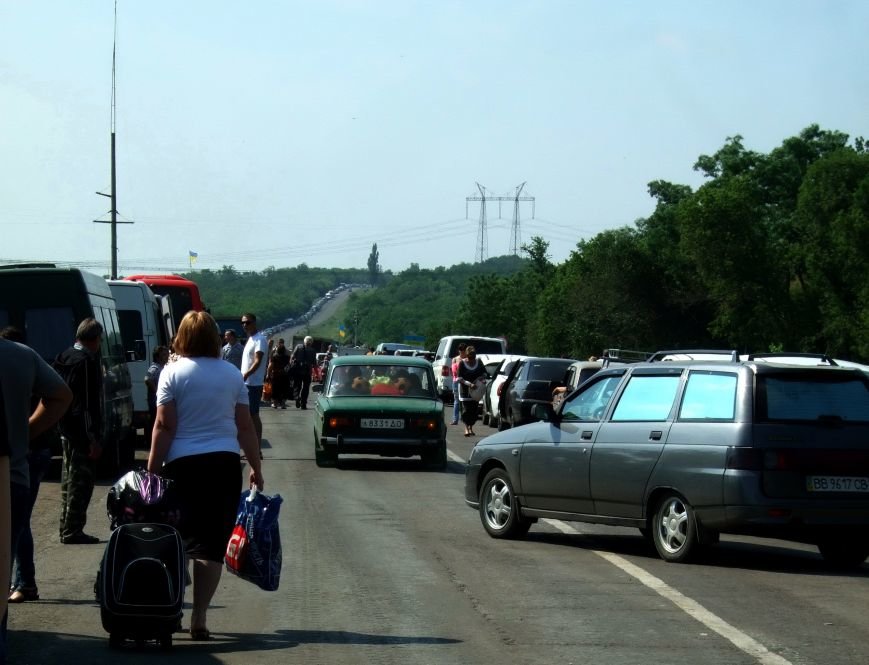 Из-за отмены автобусного сообщения с «ДНР» люди на блокпостах шли пешком (ФОТОРЕПОРТАЖ) (фото) - фото 3 Из-за отмены автобусного сообщения с «ДНР» люди на блокпостах шли пешком (ФОТОРЕПОРТАЖ) (фото) - фото 3