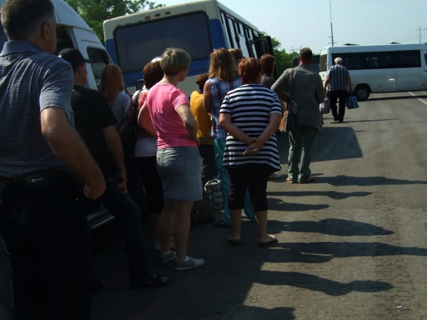 Из-за отмены автобусного сообщения с «ДНР» люди на блокпостах шли пешком (ФОТОРЕПОРТАЖ) (фото) - фото 6 Из-за отмены автобусного сообщения с «ДНР» люди на блокпостах шли пешком (ФОТОРЕПОРТАЖ) (фото) - фото 6