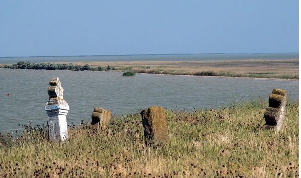 В Одесской области старинное кладбище сползает в лиман: из обрыва торчат гробы и кости (ФОТО) (фото) - фото 1 В Одесской области старинное кладбище сползает в лиман: из обрыва торчат гробы и кости (ФОТО) (фото) - фото 1