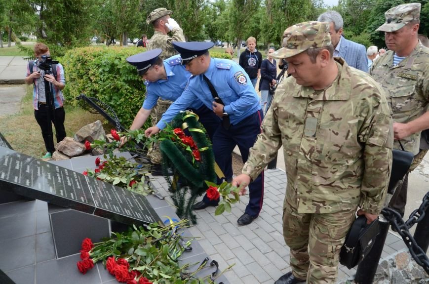 Губернатор Николаевщины стал на колени перед памятником водолазам-разведчикам (ФОТОРЕПОРТАЖ) (фото) - фото 4 Губернатор Николаевщины стал на колени перед памятником водолазам-разведчикам (ФОТОРЕПОРТАЖ) (фото) - фото 4