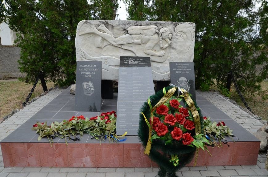 Губернатор Николаевщины стал на колени перед памятником водолазам-разведчикам (ФОТОРЕПОРТАЖ) (фото) - фото 6 Губернатор Николаевщины стал на колени перед памятником водолазам-разведчикам (ФОТОРЕПОРТАЖ) (фото) - фото 6