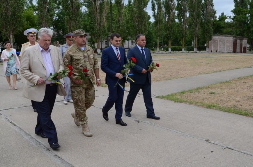 Губернатор Николаевщины стал на колени перед памятником водолазам-разведчикам (ФОТОРЕПОРТАЖ) (фото) - фото 2 Губернатор Николаевщины стал на колени перед памятником водолазам-разведчикам (ФОТОРЕПОРТАЖ) (фото) - фото 2