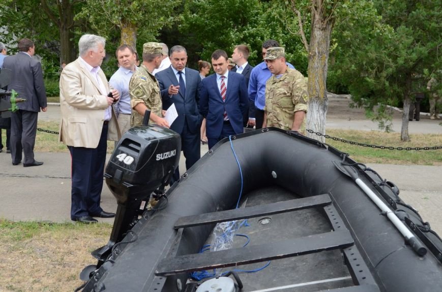 Губернатор Николаевщины стал на колени перед памятником водолазам-разведчикам (ФОТОРЕПОРТАЖ) (фото) - фото 10 Губернатор Николаевщины стал на колени перед памятником водолазам-разведчикам (ФОТОРЕПОРТАЖ) (фото) - фото 10