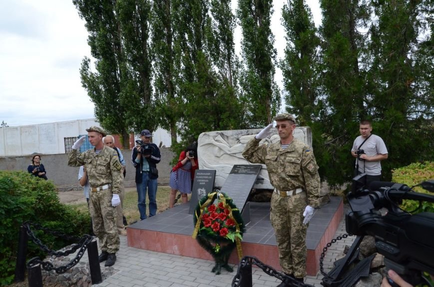 Губернатор Николаевщины стал на колени перед памятником водолазам-разведчикам (ФОТОРЕПОРТАЖ) (фото) - фото 5 Губернатор Николаевщины стал на колени перед памятником водолазам-разведчикам (ФОТОРЕПОРТАЖ) (фото) - фото 5