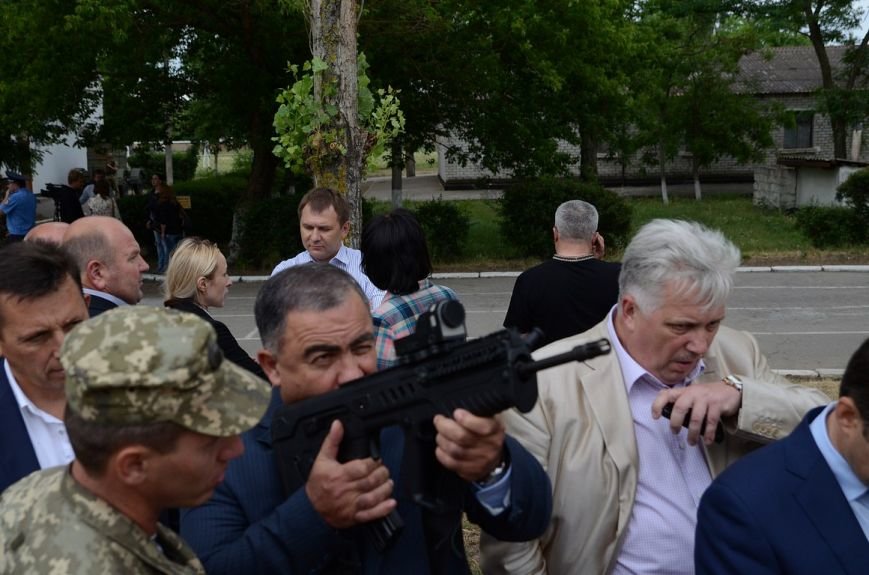 Губернатор Николаевщины стал на колени перед памятником водолазам-разведчикам (ФОТОРЕПОРТАЖ) (фото) - фото 9 Губернатор Николаевщины стал на колени перед памятником водолазам-разведчикам (ФОТОРЕПОРТАЖ) (фото) - фото 9