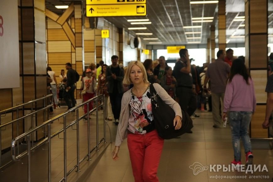 Миллионный турист прилетела в Крым из Санкт-Петербурга. Сегодня ее... Миллионный турист прилетела в Крым из Санкт-Петербурга. Сегодня ее встретили в аэропорту Симферополя (фото) - фото 1
