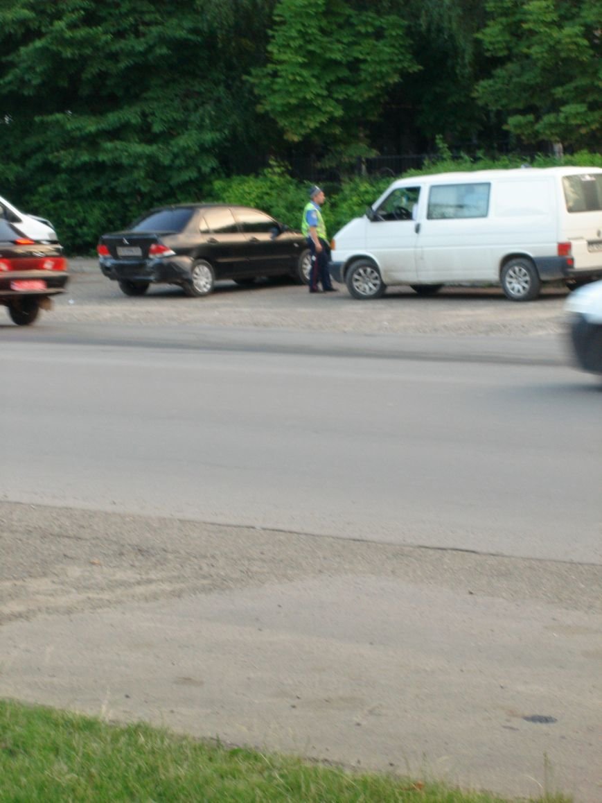 У Чернівцях увечері сталася ДТП. Винен телефон (фото) - фото 1 У Чернівцях увечері сталася ДТП. Винен телефон (фото) - фото 1