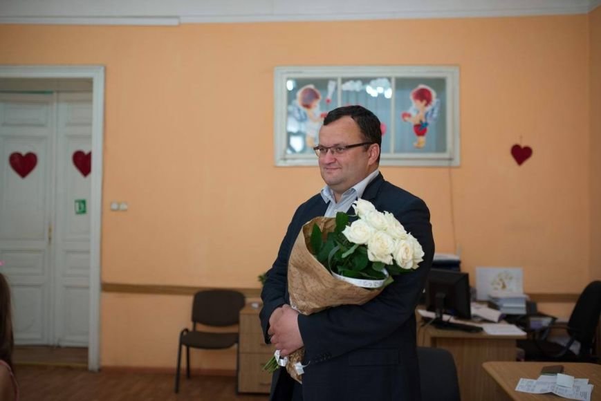 У Чернівцях офіційно оформили шлюб айдарівець і його кохана. Молодят привітав мер Олексій Каспрук (ФОТО) (фото) - фото 2 У Чернівцях офіційно оформили шлюб айдарівець і його кохана. Молодят привітав мер Олексій Каспрук (ФОТО) (фото) - фото 2