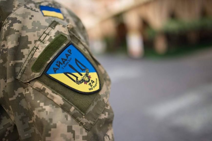У Чернівцях офіційно оформили шлюб айдарівець і його кохана. Молодят привітав мер Олексій Каспрук (ФОТО) (фото) - фото 8 У Чернівцях офіційно оформили шлюб айдарівець і його кохана. Молодят привітав мер Олексій Каспрук (ФОТО) (фото) - фото 8