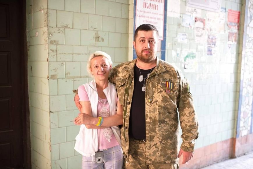 У Чернівцях офіційно оформили шлюб айдарівець і його кохана. Молодят привітав мер Олексій Каспрук (ФОТО) (фото) - фото 3 У Чернівцях офіційно оформили шлюб айдарівець і його кохана. Молодят привітав мер Олексій Каспрук (ФОТО) (фото) - фото 3