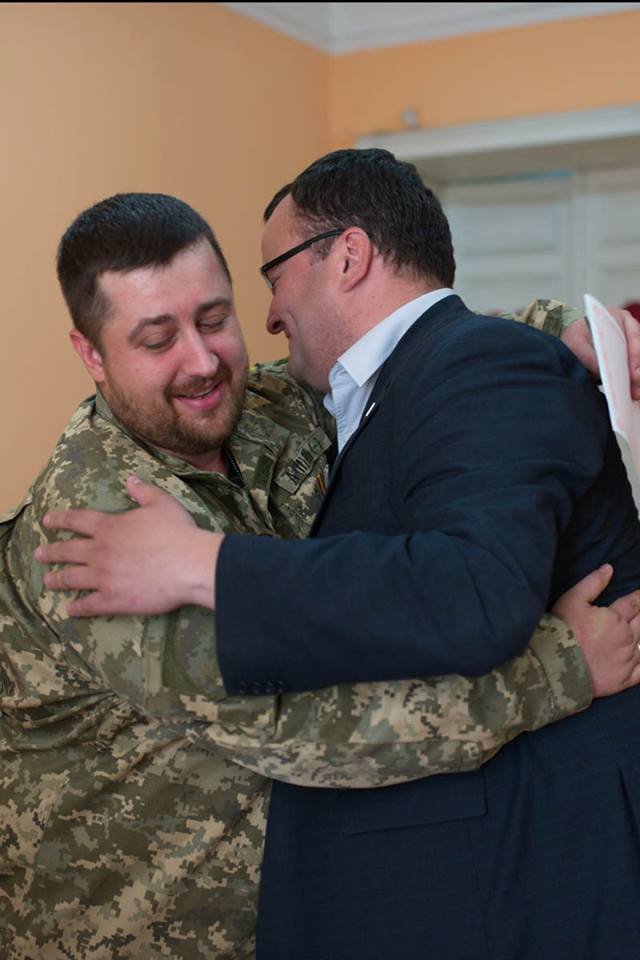 У Чернівцях офіційно оформили шлюб айдарівець і його кохана. Молодят привітав мер Олексій Каспрук (ФОТО) (фото) - фото 1 У Чернівцях офіційно оформили шлюб айдарівець і його кохана. Молодят привітав мер Олексій Каспрук (ФОТО) (фото) - фото 1
