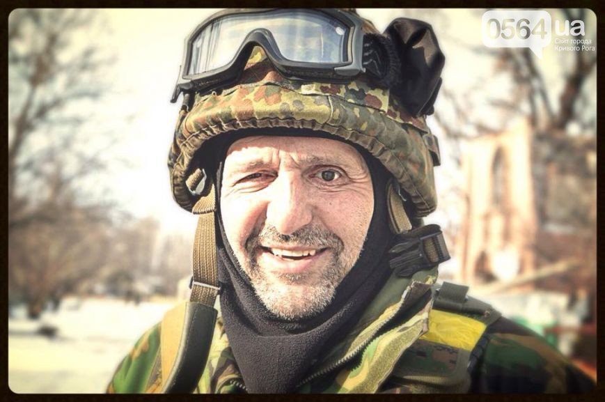Сотни криворожан, став на колени, провели в последний путь бойца ДУКа Геннадия Дощенко (ФОТО) (фото) - фото 1 Сотни криворожан, став на колени, провели в последний путь бойца ДУКа Геннадия Дощенко (ФОТО) (фото) - фото 1