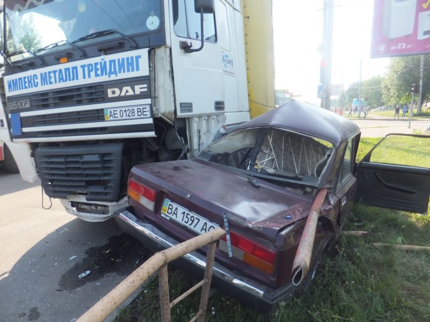 В Кировограде произошло шокирующие ДТП - грузовик практически уничтожил легковой автомобиль. ФОТО (фото) - фото 1 В Кировограде произошло шокирующие ДТП - грузовик практически уничтожил легковой автомобиль. ФОТО (фото) - фото 1