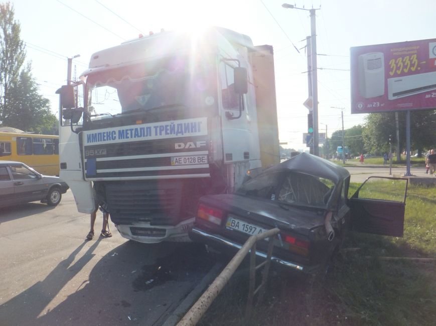 В Кировограде произошло шокирующие ДТП - грузовик практически уничтожил легковой автомобиль. ФОТО (фото) - фото 1 В Кировограде произошло шокирующие ДТП - грузовик практически уничтожил легковой автомобиль. ФОТО (фото) - фото 1