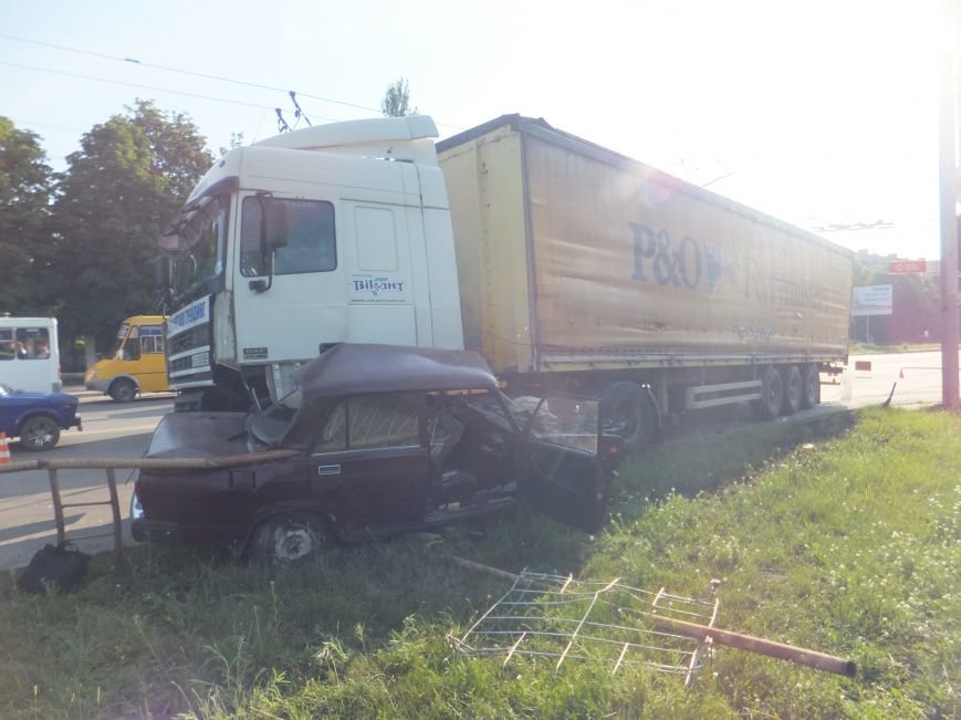 В Кировограде произошло шокирующие ДТП - грузовик практически уничтожил легковой автомобиль. ФОТО (фото) - фото 1 В Кировограде произошло шокирующие ДТП - грузовик практически уничтожил легковой автомобиль. ФОТО (фото) - фото 1