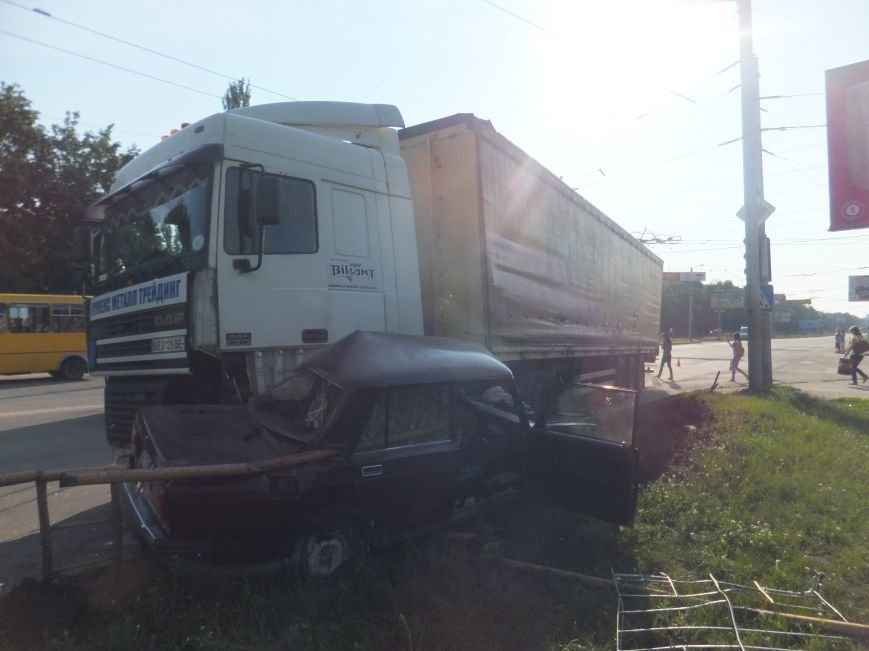 В Кировограде произошло шокирующие ДТП - грузовик практически уничтожил легковой автомобиль. ФОТО (фото) - фото 1 В Кировограде произошло шокирующие ДТП - грузовик практически уничтожил легковой автомобиль. ФОТО (фото) - фото 1