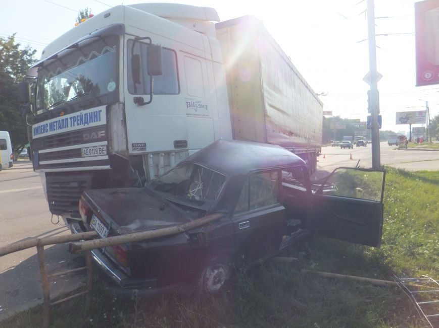 В Кировограде произошло шокирующие ДТП - грузовик практически уничтожил легковой автомобиль. ФОТО (фото) - фото 1 В Кировограде произошло шокирующие ДТП - грузовик практически уничтожил легковой автомобиль. ФОТО (фото) - фото 1